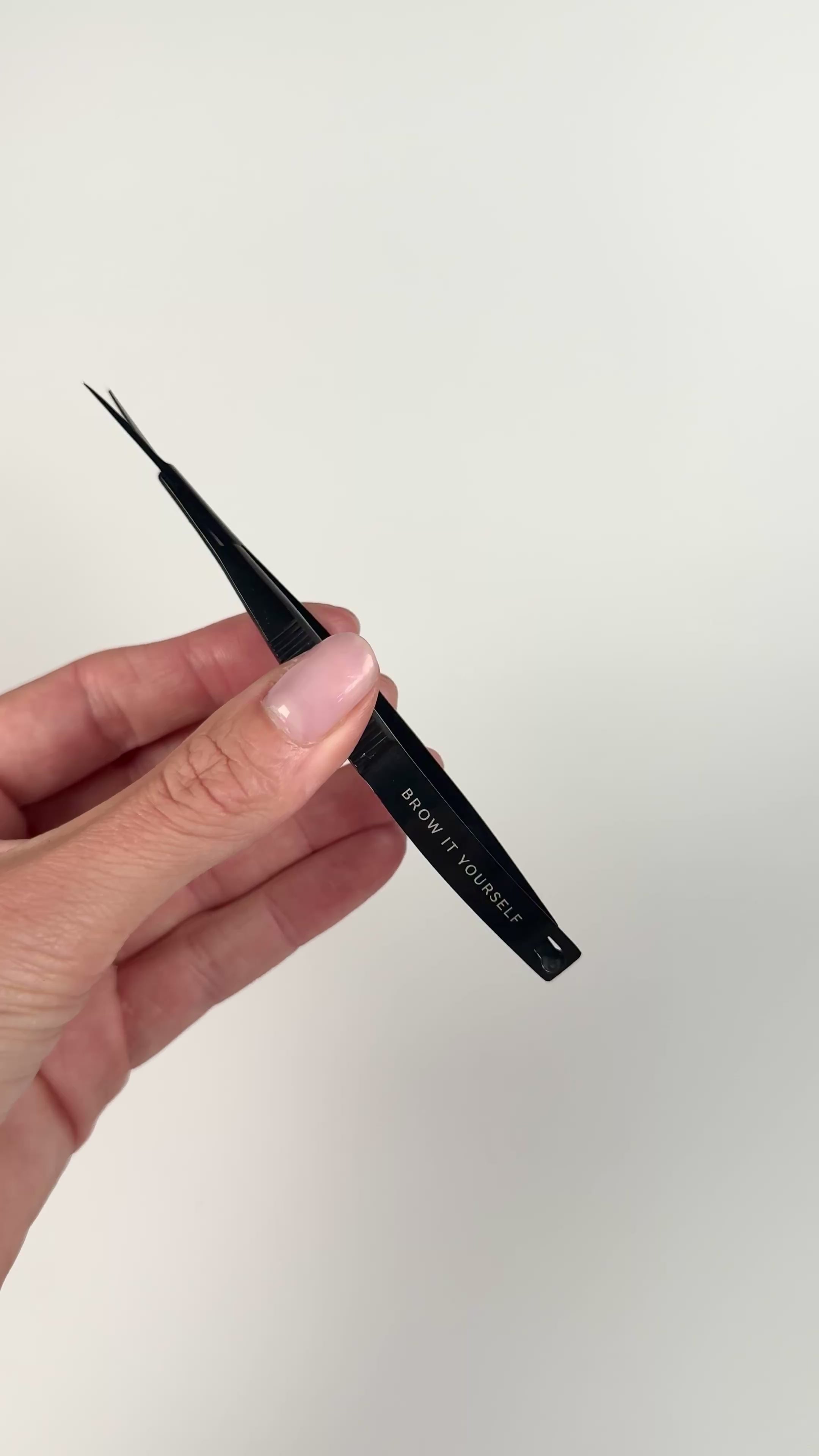 EYEBROW SCISSORS